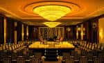 Sala de conferencias del Westin Valencia con iluminación cálida y disposición para eventos