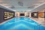 Piscina interior moderna del hotel con diseño contemporáneo
