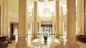 Atrio principal del Westin Valencia con columnas clásicas y decoración elegante