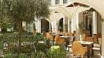 Terraza exterior del hotel con jardines y zona de descanso al aire libre