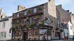 Fachada exterior del Old Bell Inn en Edinburgh con balcones y macetas