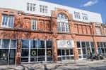 Fachada exterior del edificio The Garage en Norwich con ladrillo rojo y grandes ventanales