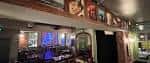 Interior del Pelican Club con barra de bar y decoración temática