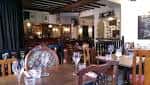 Sala de comedor del restaurante con mesas dispuestas para cena