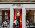 Fachada del Wee Spoke Hub con entrada roja y rótulo visible