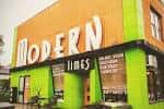 Fachada exterior del Modern Times Café con colores vibrantes