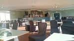 Sala de eventos o comedor con mesas y sillas dispuestas para reuniones