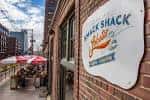 Fachada exterior del Smack Shack con su letrero y terraza