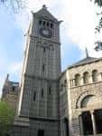 Torre del reloj de la biblioteca con detalles arquitectónicos en piedra