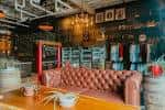 Interior del bar con sofás de cuero y decoración industrial