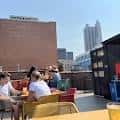 Terraza al aire libre con mesas y vista a la ciudad