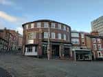 Vista exterior del pub The Crow en Nottingham con fachada de ladrillo y esquina redondeada