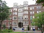 Fachada principal de Webster Hall con arquitectura gótica y detalles en ladrillo