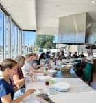 Interior de la cocina del Kitchen Conservatory con personas participando en una clase de cocina