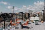 Terraza exterior con vistas a la ciudad y mobiliario para eventos