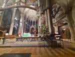 Vista general del interior de la iglesia con bancos de madera y detalles arquitectónicos