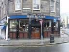 Vista exterior del pub The Blue Blazer en la esquina de una calle en Edimburgo