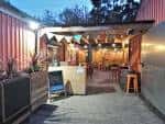 Área interior del pub con barra y ambiente acogedor