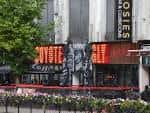 Vista exterior del Coyote Ugly Saloon en Broad Street con su letrero iluminado