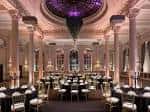 Sala de eventos interior del InterContinental Edinburgh The George con mesas dispuestas para cena y decoración elegante