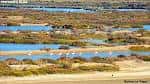 Vista aérea de las salinas con charcas azules y montículos de sal