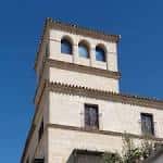 Vista de la torre del Palacio de Villarreal y Purullena con cielo azul