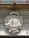 Detalle del escudo heráldico en la fachada del palacio