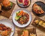Platos de comida caribeña servidos en mesa de madera