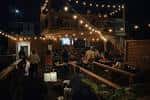 Interior del local por la noche con luces de cadena y público