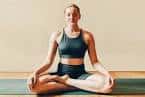 Instructora de yoga en posición de meditación dentro del estudio