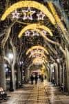 Paseo de la Libertad iluminado con arcos decorativos y estrellas en la noche