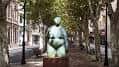 Escultura de figura humana en el centro del Paseo de la Libertad