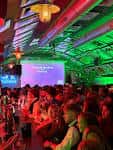 Interior del local Dropkick Murphys con iluminación de neón y público asistiendo a un evento