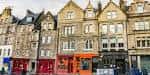 Fachadas tradicionales de piedra con tiendas en la zona de Grassmarket