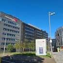 Fachada moderna del edificio principal del campus Merchiston bajo cielo despejado