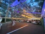 Interior de una carpa transparente con decoración nocturna y pareja bailando