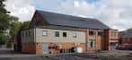 Vista exterior del Stirchley United Working Men's Club con fachada de ladrillo y techo inclinado