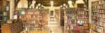 Interior de la biblioteca de Pusey House con estanterías llenas de libros