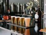 Vista del bar con tapas de cerveza dispuestas sobre el mostrador