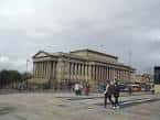Vista general de St George's Hall desde el plateau con personas caminando