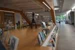 Interior moderno de la biblioteca con estanterías y zona de lectura