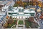 Vista aérea de la Columbus Metropolitan Library con su fachada moderna y jardines circundantes