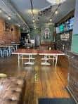 Interior del local con mesas y barra