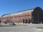 Vista exterior del Hinkle Fieldhouse con su característica fachada de ladrillo y techo curvo