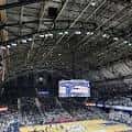 Interior del Hinkle Fieldhouse mostrando la cancha de baloncesto y las gradas bajo el techo metálico