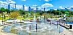 Área recreativa con fuentes y juegos de agua en el parque