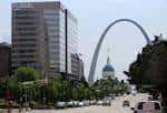Market Street con el Gateway Arch al fondo y tráfico urbano