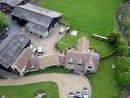 Vista aérea de Manor Farm con edificios principales y jardines