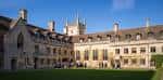 Vista panorámica del patio principal de Pembroke College con la capilla al fondo