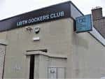 Fachada exterior del Leith Dockers Club con su letrero principal visible